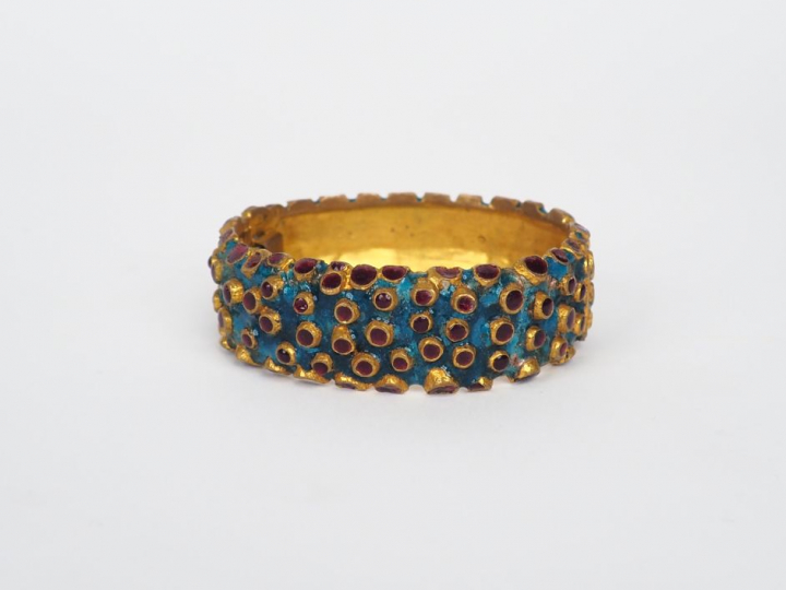 LINE VAUTRIN. Bracelet en métal doré, émail turquoise et rouge Signé à
