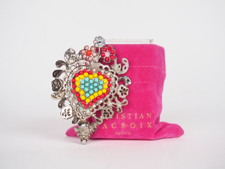 Christian LACROIX. Broche / pendentif en forme de cœur en métal argent