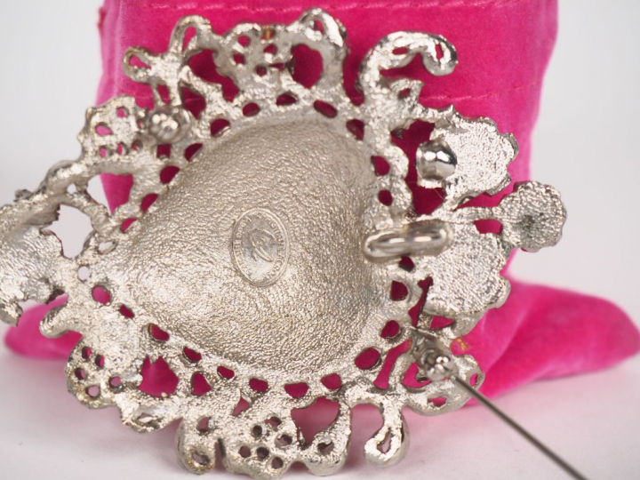 Christian LACROIX. Broche / pendentif en forme de cœur en métal argent