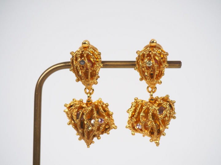 Christian LACROIX. Paire de clips d'oreilles en métal doré, à décor aj