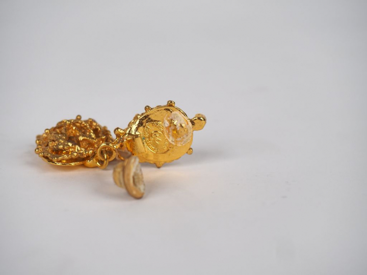 Christian LACROIX. Paire de clips d'oreilles en métal doré, à décor aj
