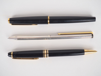Vente aux enchères MONTBLANC. 1 stylo plume et 1 stylo à bille. On y joint 1 stylo Dupont