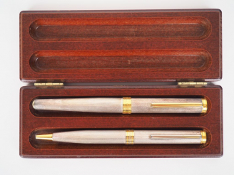 Vente aux enchères LANCEL Paris. Dans leur coffret, un stylo plume et un stylo à bille. S