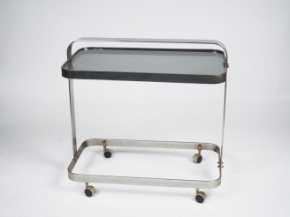 Vente aux enchères Desserte roulante années 70 en métal chromé, deux plateaux en verre fu