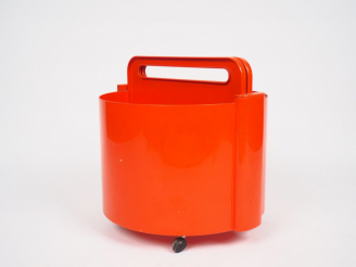 Vente aux enchères Meuble bar des années 70 en composition orange, sur roulettes. Dim.