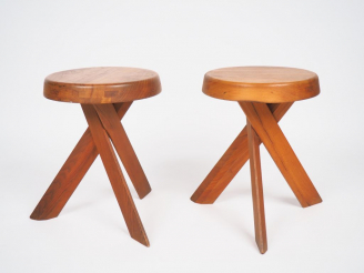 Vente aux enchères Pierre CHAPO (1927-1987). Paire de tabourets tripodes modèle S31 en or