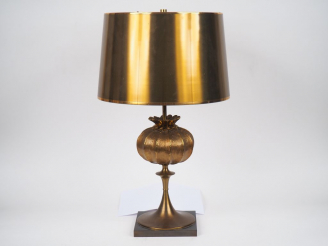 Vente aux enchères MAISON CHARLES. Lampe en bronze à décor de grenade. Signée Abat-jour e