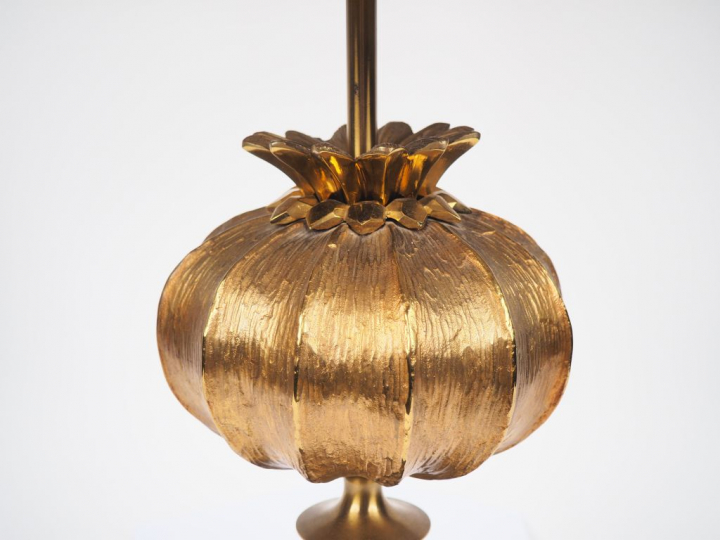 MAISON CHARLES. Lampe en bronze à décor de grenade. Signée Abat-jour e