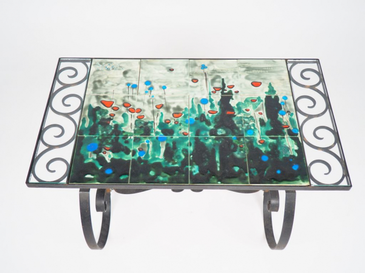 Table des années 70 en fer forgé et céramique polychrome à décor de pa