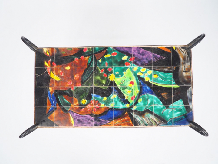 Fernand ROUX. Table basse en fer forgé et céramique polychrome à décor