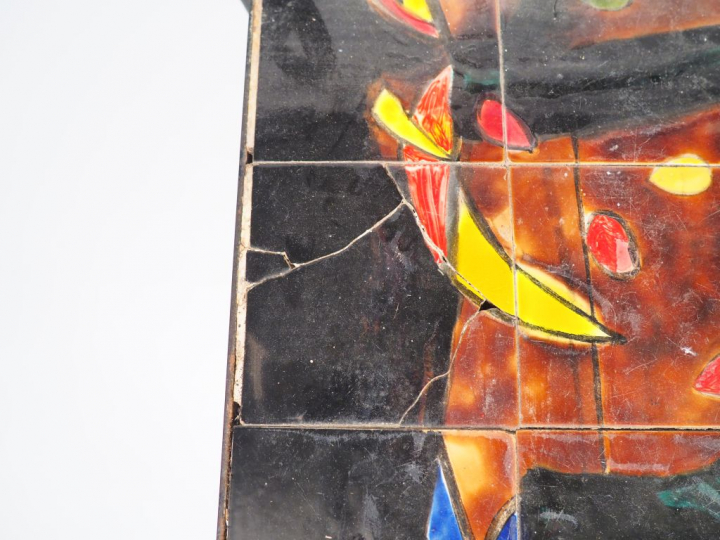 Fernand ROUX. Table basse en fer forgé et céramique polychrome à décor
