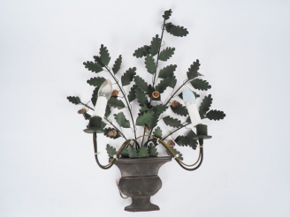 Vente aux enchères Applique murale double en tôle polychrome à décor de feuilles de chene