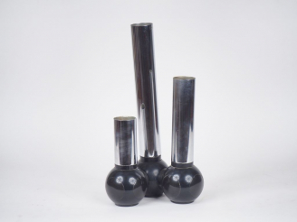 Vente aux enchères TARGETTI SANKEY. Lampe métal chromé éclairant à 3 lumières. Signée. H.