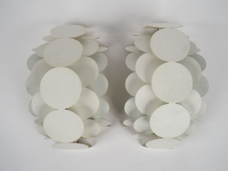 Vente aux enchères Paire d'appliques murales demi-lune 1970 en métal laqué blanc. Dim. 22