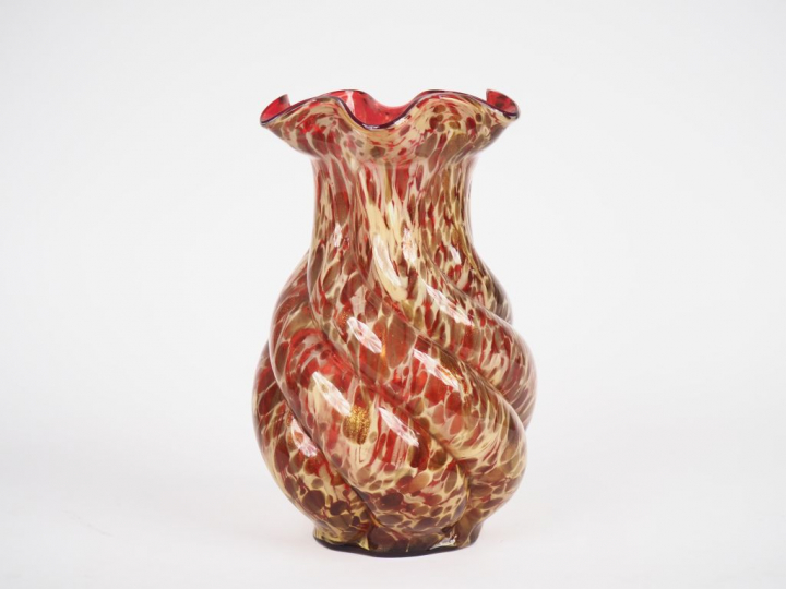 Vase en verre soufflé de Murano à décor polychrome moucheté. H. 26,5 c