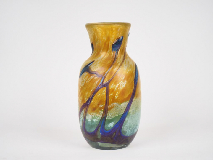Michèle LUZORO. Vase en verre soufflé à décor mêlé. Signé et accompagn