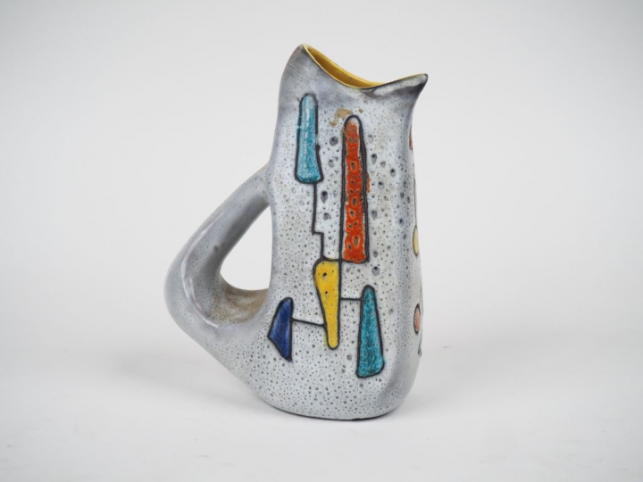 VALLAURIS. Pichet moderniste en céramique polychrome à décor de motifs