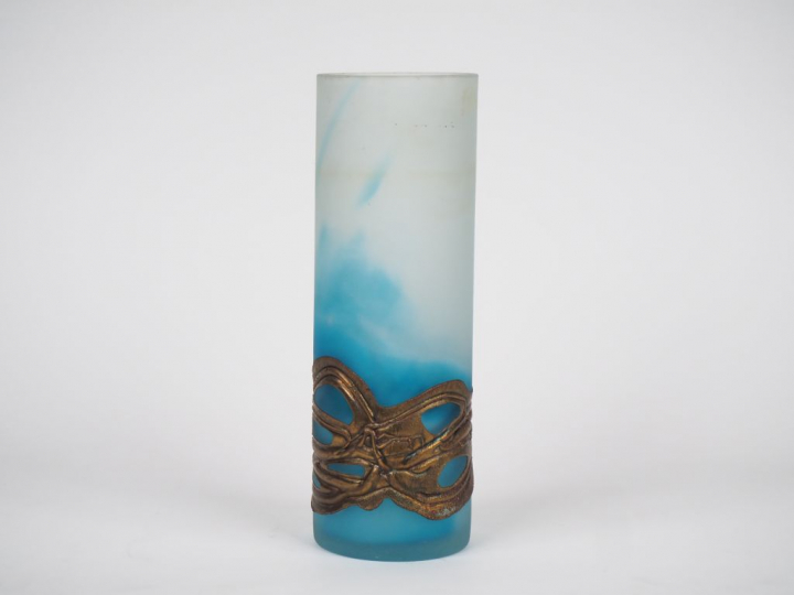 Vase XXème en verre sablé bicolore à décor d'incrustations de laiton. 