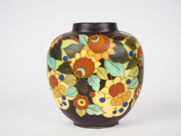 KERAMIS. Vase à panse applatie en céramique à décor de fleurs polychro