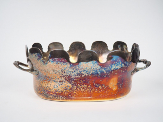 Vente aux enchères Verrière en métal argenté de style Louis XV. Dim. 12 x 33 x 19,5 cm.