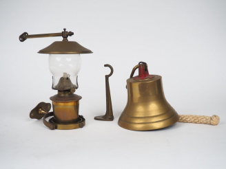 Vente aux enchères Lampe de bateau en verre et laiton avec son mouvement amovible et ses 