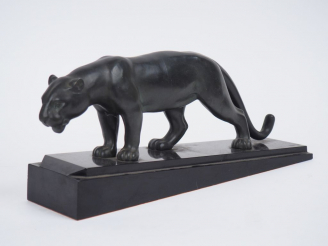 Vente aux enchères Raymond JOLY. "Lionne marchant" Sujet en régule à patine noire sur un 