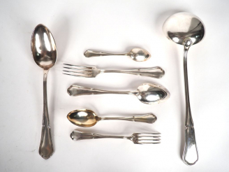 Vente aux enchères Ménagère en métal argenté modèle à filet, dans son coffret. Comprenant