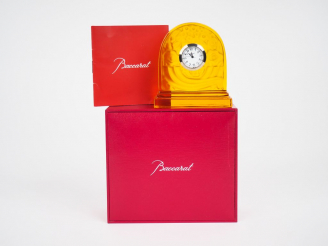 Vente aux enchères BACCARAT. Pendulette en cristal ambré de style Art Déco, dans son coff