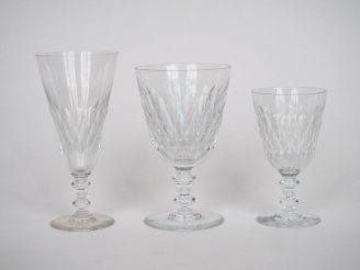 Vente aux enchères BACCARAT. Partie de service de verres en cristal à décor de palmettes.