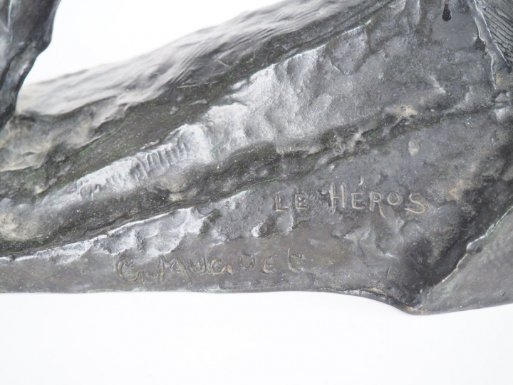 MUGUET. "Le héros". Sculpture en bronze à patine verte. Signée, fonte 