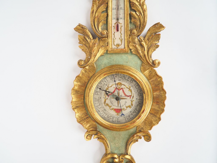 Baromètre de style Louis XV en bois peint et doré à décor de rinceaux 