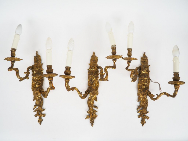 Suite de 3 appliques doubles de style Louis XV en bronze à décor de vi