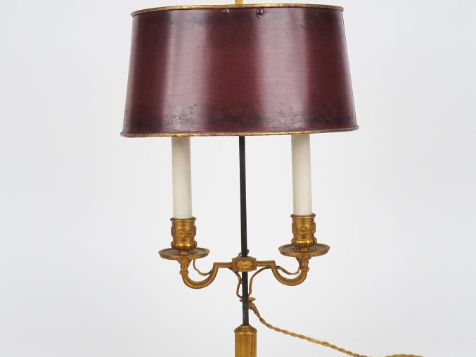 Lampe bouillotte de style Louis XVI en bronze doré et tôle rouge.