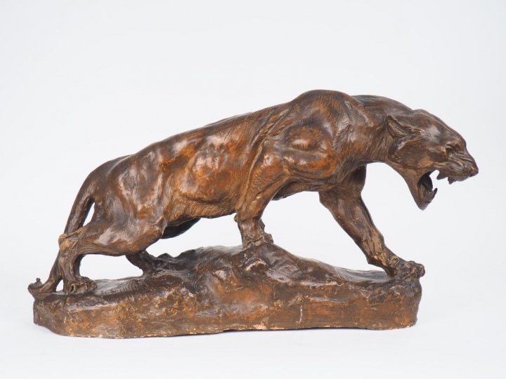 Thomas CARTIER. "Lionne rugissant". Sculpture en stuc à patine brune. 