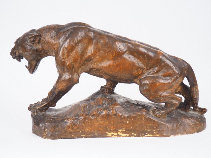 Thomas CARTIER. "Lionne rugissant". Sculpture en stuc à patine brune. 