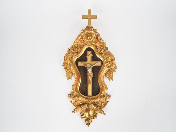 Crucifix  XIXème de style Louis XV en bois et stuc doré, présentant en