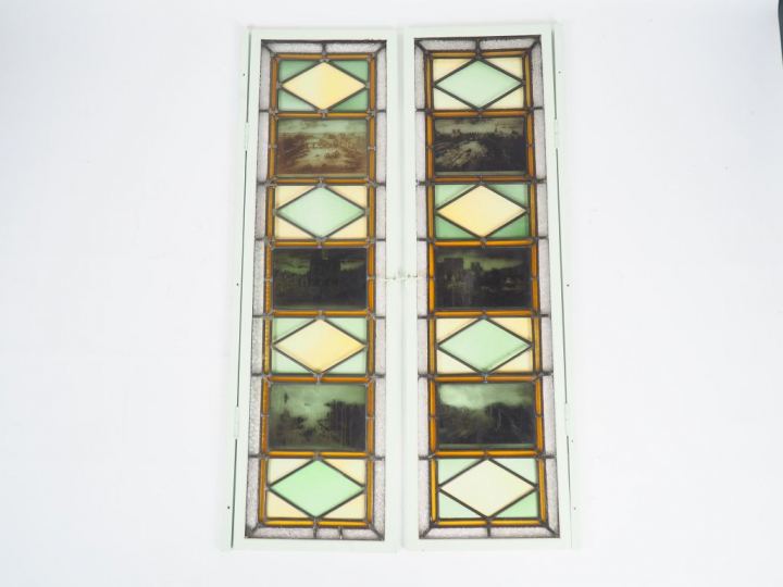 Paire de vitraux à décor de motifs géométriques et de vues de Paris. D