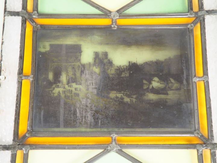 Paire de vitraux à décor de motifs géométriques et de vues de Paris. D