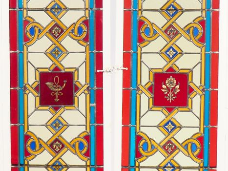 Paire de vitraux à décor de fleurs. Dim. 148 x 38 cm.