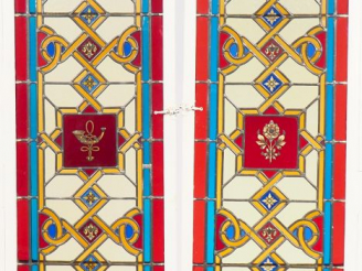 Vente aux enchères Paire de vitraux à décor de fleurs. Dim. 148 x 38 cm.