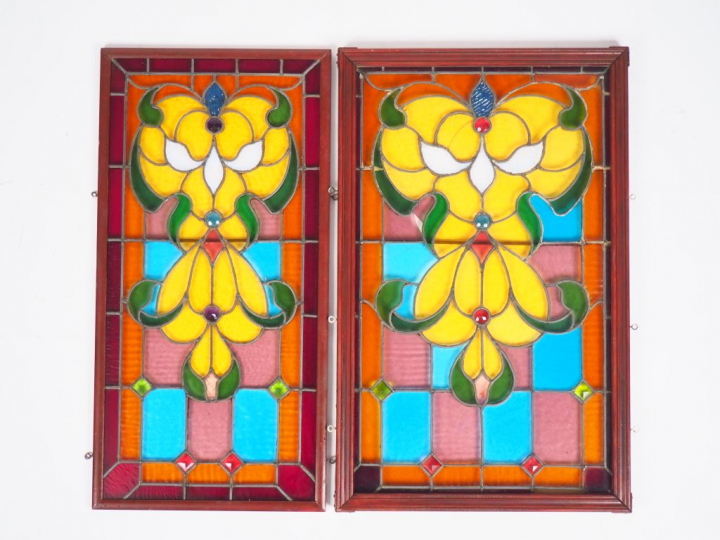 2 différents vitraux vers 1900  à décor de fleurs et de cabochons. Dim