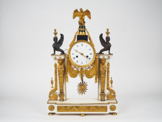 Vente aux enchères BERGMILLER à Paris. Pendule portique de style retour d'Egypte en bronz