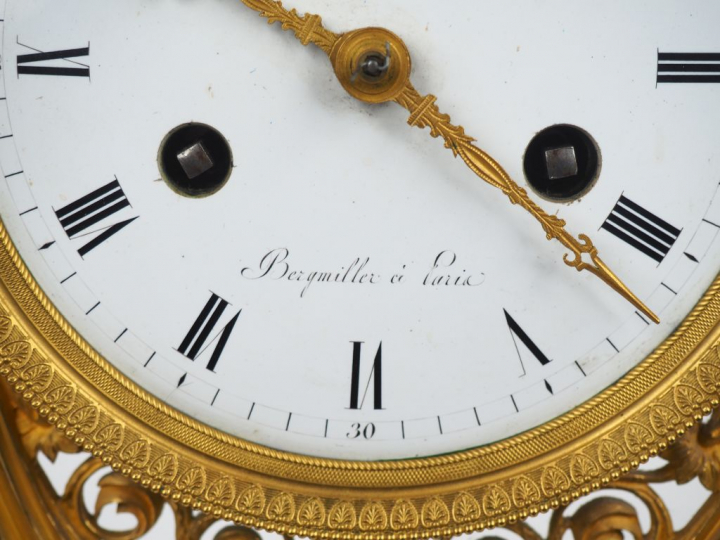 BERGMILLER à Paris. Pendule portique de style retour d'Egypte en bronz