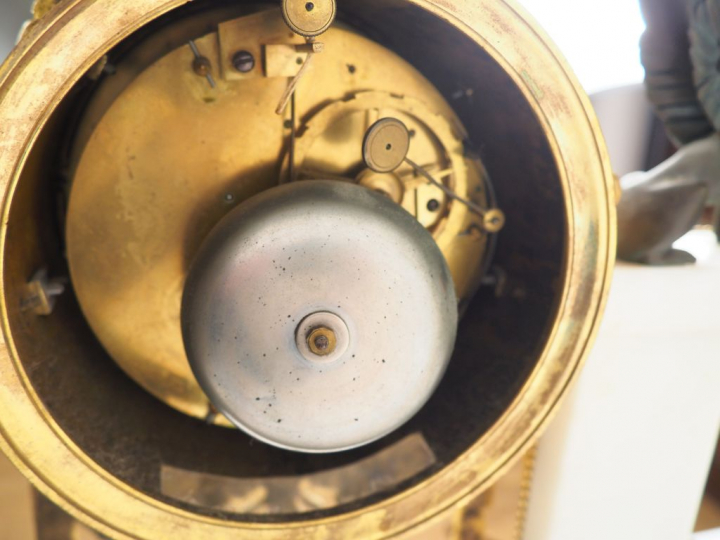 BERGMILLER à Paris. Pendule portique de style retour d'Egypte en bronz