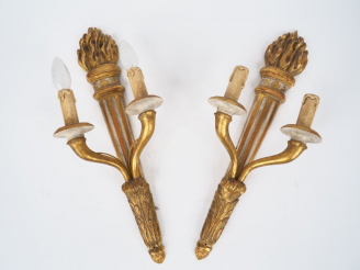 Vente aux enchères Paire d'appliques murales de style Louis XVI en bois doré et laqué bla