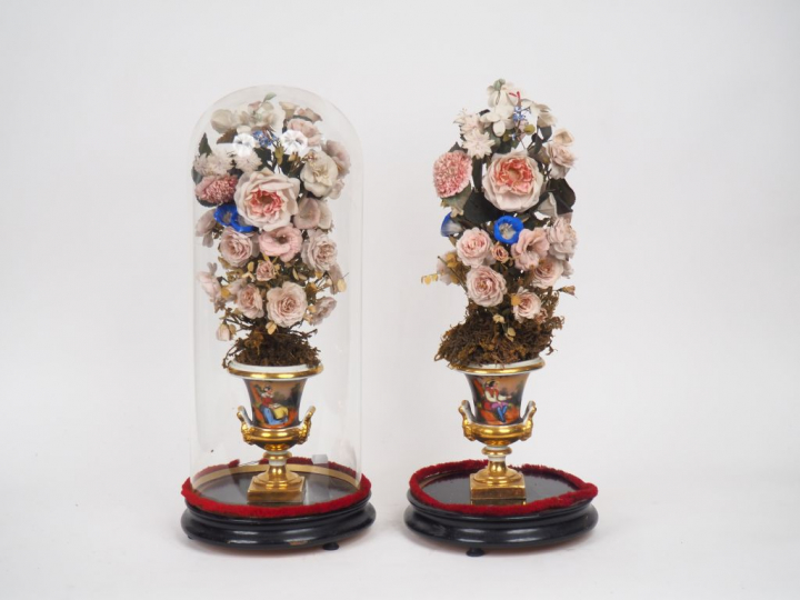 Paire de vases Médicis porte bouquet XIXème en porcelaine de Paris à d