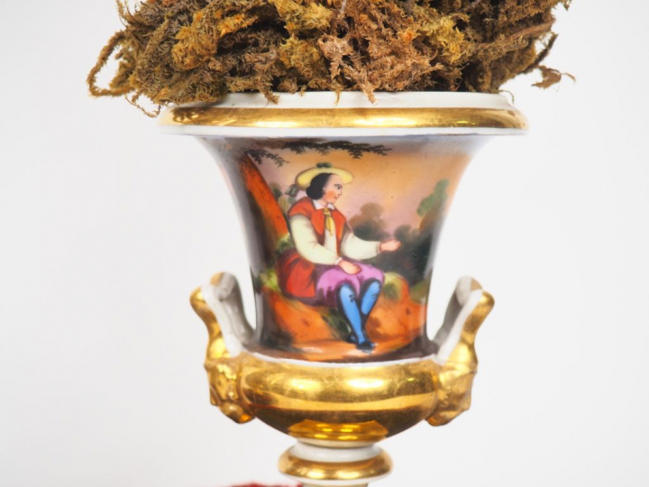 Paire de vases Médicis porte bouquet XIXème en porcelaine de Paris à d