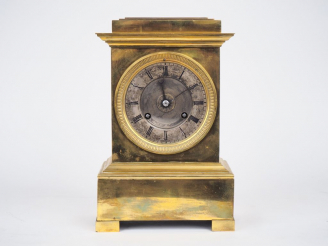 Vente aux enchères Pendule borne XIXème en bronze, à décor de rais de cœur et de perles, 