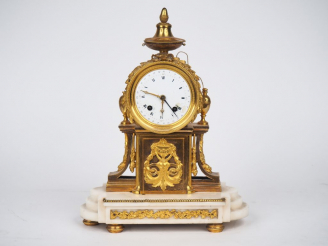 Vente aux enchères Cartel de style Louis XVI en bronze doré et albâtre à décor de vases à