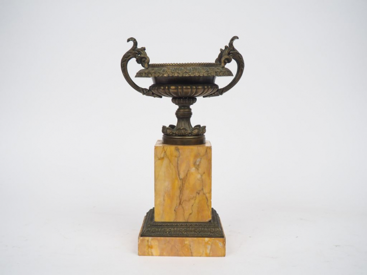 Coupe Restauration en bronze et marbre jaune de Sienne à décor de rinc
